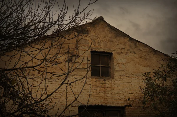 Maison abandonnée jour de pluie — Photo