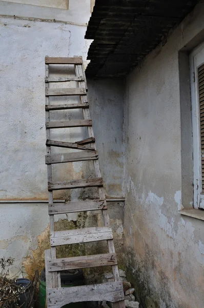Ahşap kırık merdiven — Stok fotoğraf