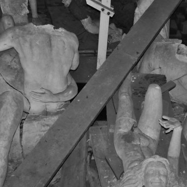 enkaz arasında kırılmış heykeller