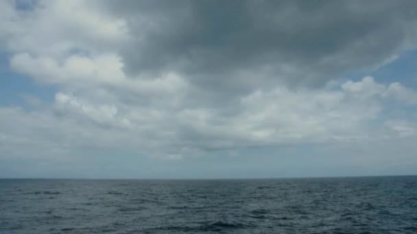 Mar azul y cielo horizonte fondo — Vídeos de Stock