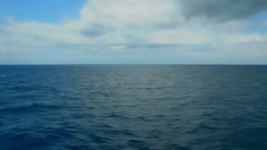 derin deniz ve gökyüzü ufukta