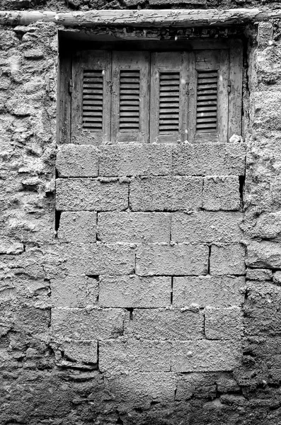 Mur texturé briqué vers le haut fenêtre — Photo