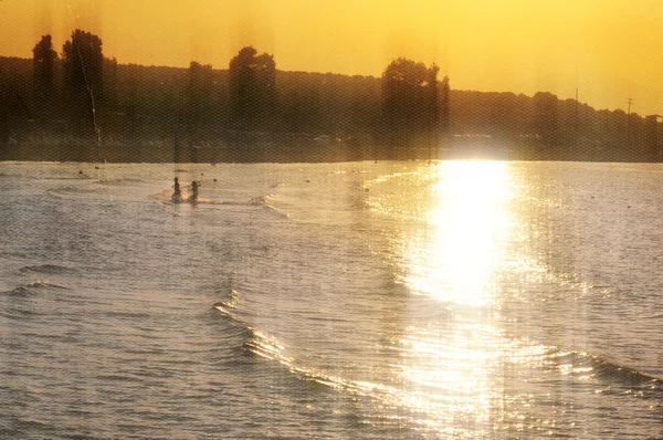 Spelende kinderen op het strand — Stockfoto