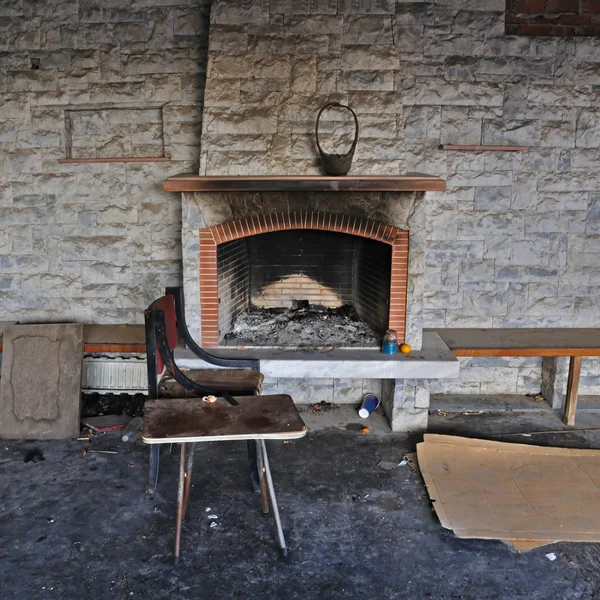 Dirty fireplace in abandoned interior — Stockfoto