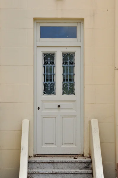 Wooden door with iron pattern — Stock Photo, Image