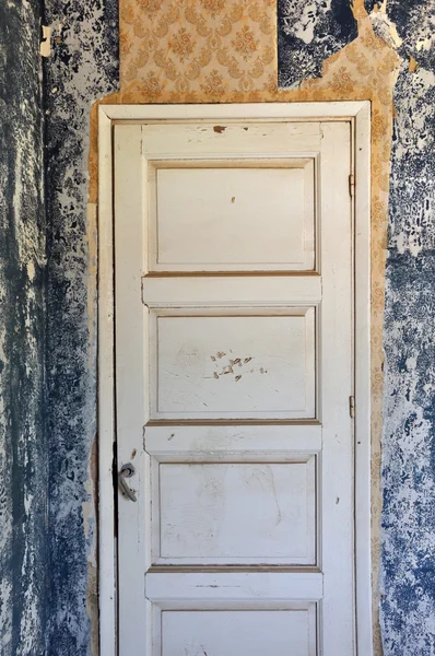 Porte fermée dans la maison abandonnée — Photo