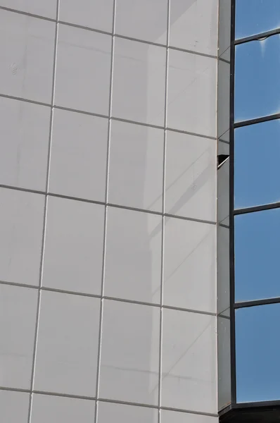 Pared texturizada y ventanas — Foto de Stock