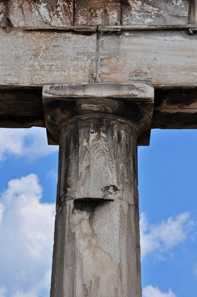 Dorische kolommen en vervaagde inscriptie — Stockfoto