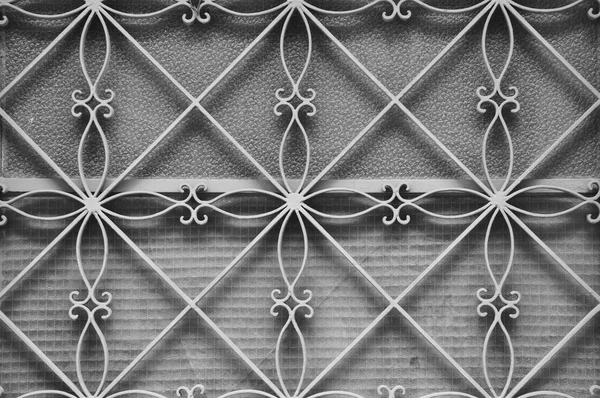 metal kapı çerçeve çiçek desenli