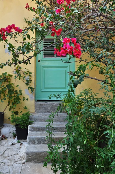 Casa e flores de buganvília — Fotografia de Stock