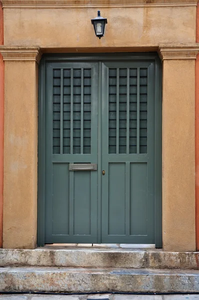 Escalones y puerta de hierro — Foto de Stock