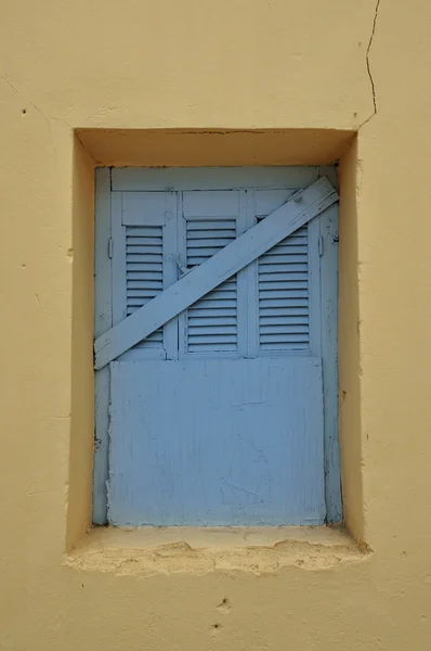 Persiana de ventana y pared agrietada — Foto de Stock