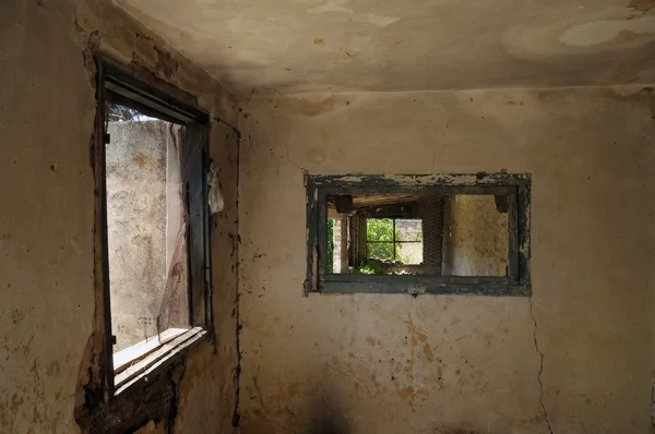 Windows ve yıpranmış duvar — Stok fotoğraf