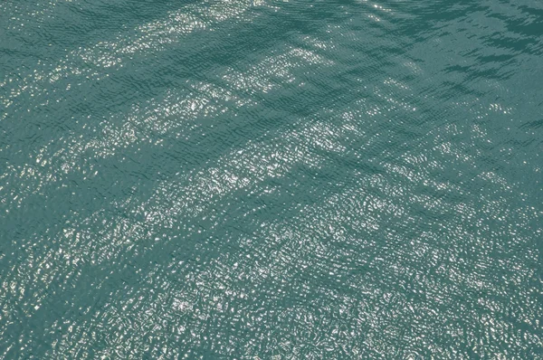 Lichtreflexionen auf Meerwasser — Stockfoto