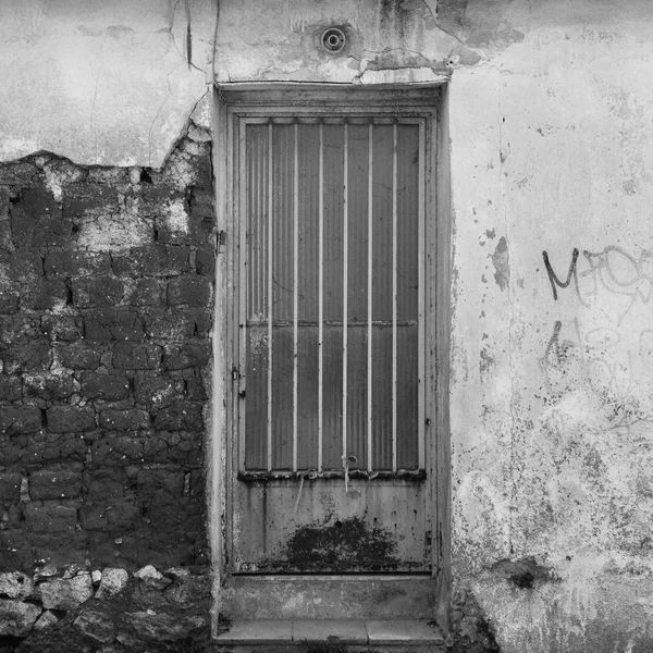 Porta e strutturato parete rotta — Foto Stock