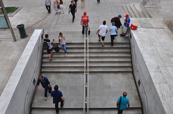 Insanlar merdivenlerden metro — Stok fotoğraf