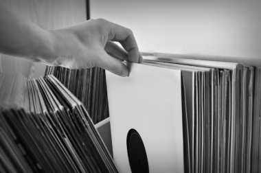 vinil kayıtlar kazma sandık