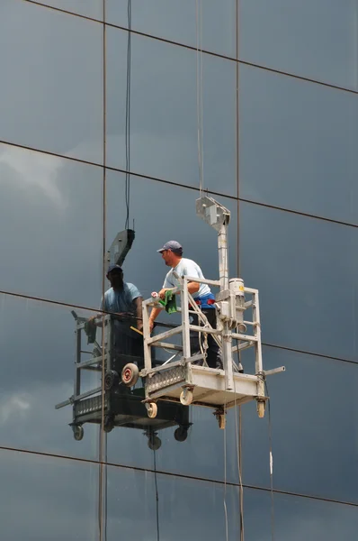 Ventana limpiador fachada de vidrio — Foto de Stock