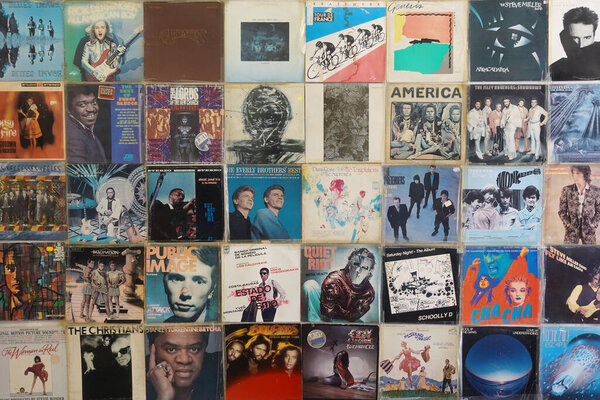 Афины, Греция - 7 августа 2019 года: Стена со старыми виниловыми обложками рок-поп-соул и диско-музыки.