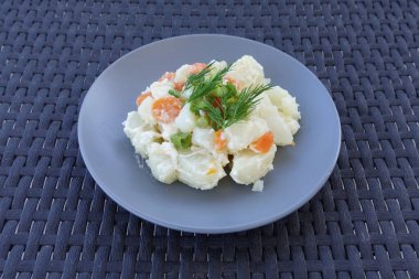 Mayonez, havuç, yeşil soğan ve dereotlu patates salatası. Aperatif yemek..