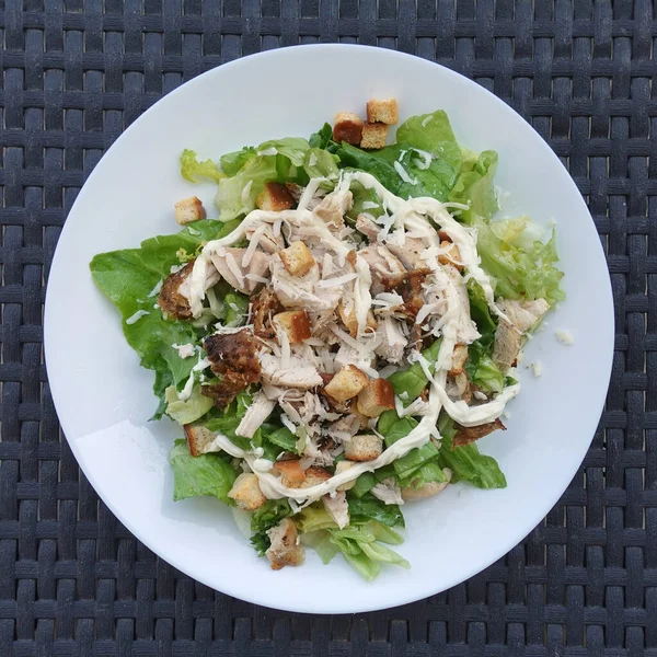 Caesar Salade Met Gegrilde Kip Sla Mayonaise Croutons Geraspte Kaas — Stockfoto