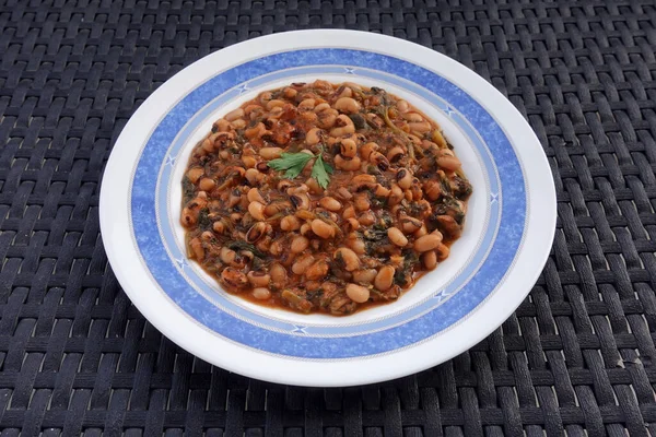黑眼豌豆配番茄酱 菠菜和其他蔬菜 Mavromatika Fasolia Greek Food — 图库照片