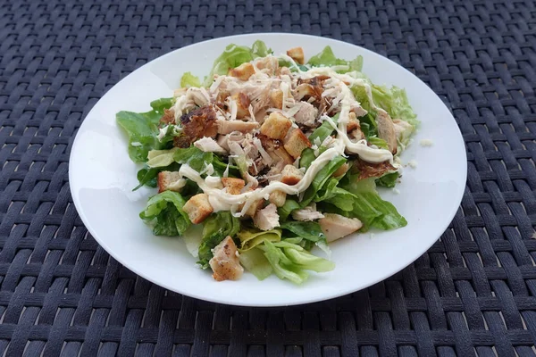 Caesars Salade Met Gegrilde Kip Sla Mayonaise Croutons Geraspte Kaas — Stockfoto