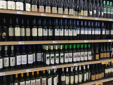 Atina, Yunanistan - 10 Aralık 2021: İçki dükkanında şarap şişeli raflar. Alkolik içecek..