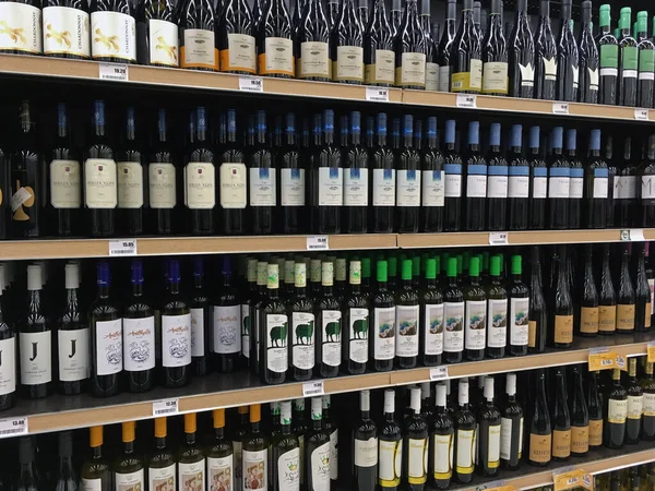 Atina Yunanistan Aralık 2021 Çki Dükkanında Şarap Şişeli Raflar Alkolik — Stok fotoğraf