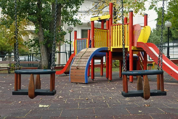 Crianças Parque Infantil Balanços Equipamentos Estrutura Jogo Com Slides — Fotografia de Stock