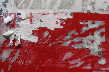 Yırtık kağıt çıkartmaları ve yıpranmış grunge arkaplanındaki lekeler.