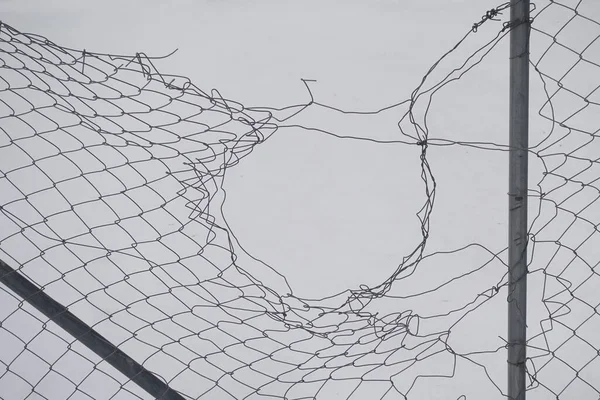 损坏的链条围栏抽象的金属丝形状和白雪背景 — 图库照片