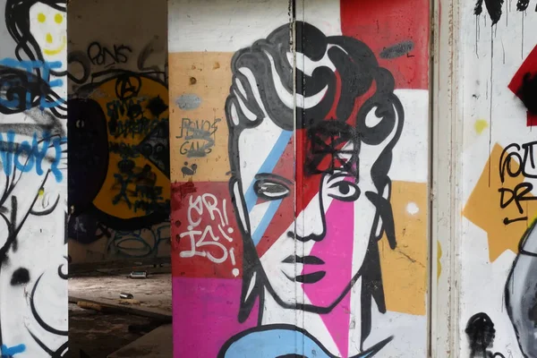 希腊雅典 2022年4月21日 鲍伊涂鸦与阿拉丁 萨内专辑时代闪电化妆在废弃建筑内部 — 图库照片