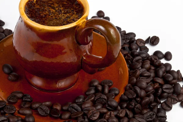 Tasse heißen Kaffee mit Kaffeekörnern — Stockfoto