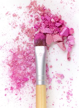 pembe göz gölgeleri