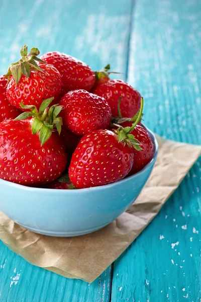 Bowl of strawberries — Stock Photo, Image