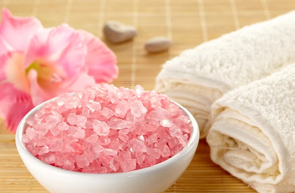 Bowl of pink bath salts — Stock Photo, Image
