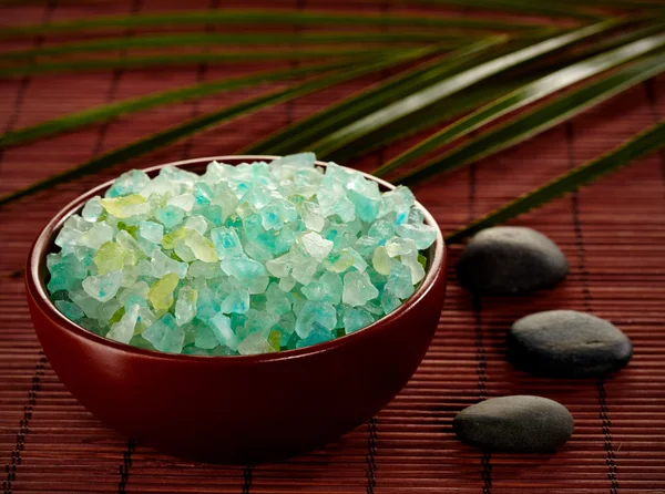 Bowl of green bath salts — Stock Photo, Image