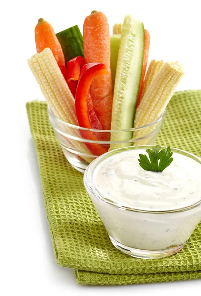 Fresh vegetables and garlic dip — Stock Photo, Image