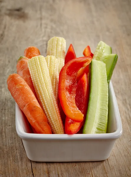 Schüssel mit frischem Gemüse — Stockfoto