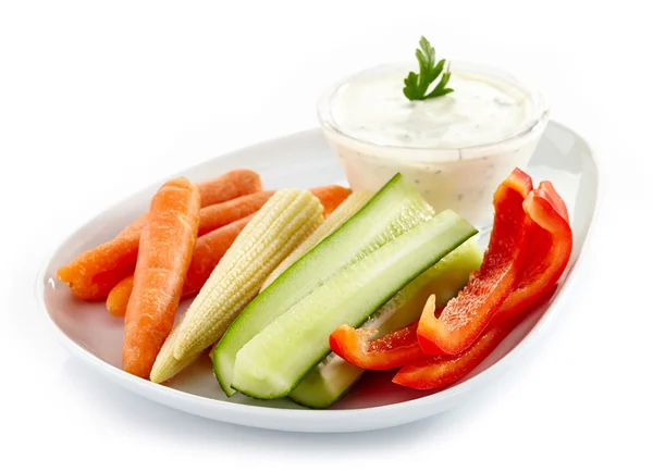 Frisches Gemüse und Knoblauchdip — Stockfoto