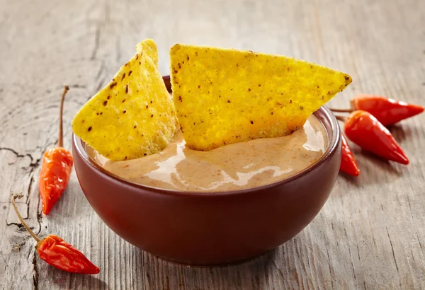 Schüssel mit Dip und Nachos — Stockfoto