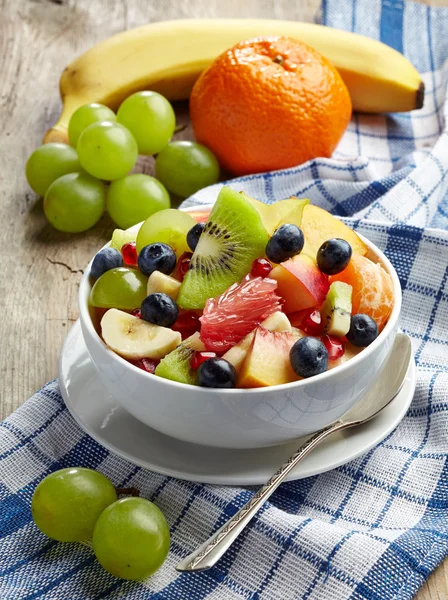 Salada de frutas frescas e saudáveis — Fotografia de Stock