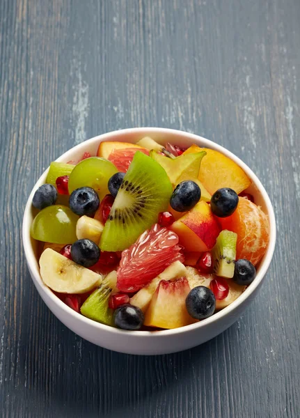 Salada de frutas frescas e saudáveis — Fotografia de Stock