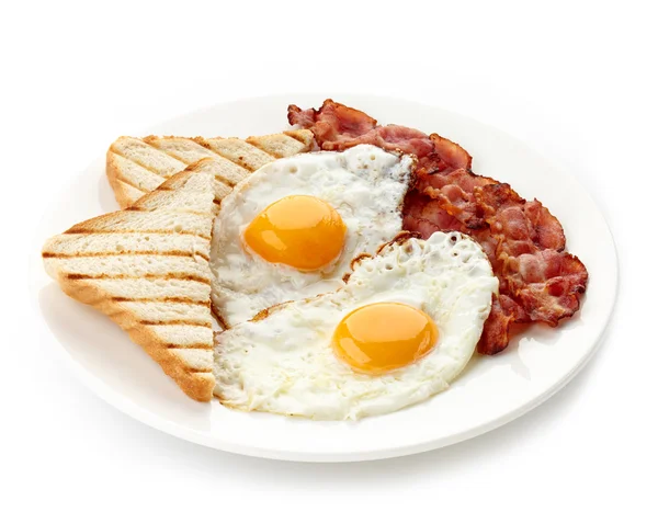 Desayuno con huevos fritos, tocino y tostadas — Foto de Stock