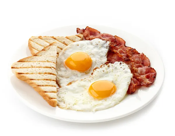 Завтрак с яичницей, беконом и тостами — стоковое фото