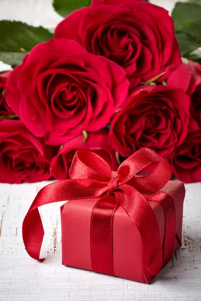 Caja de regalo y rosas — Foto de Stock