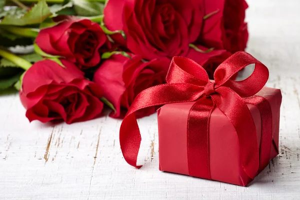 Gift box and roses — Stock Photo, Image