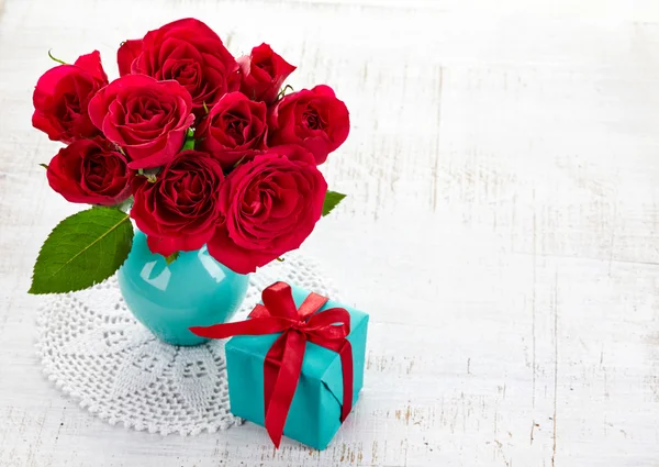 Roses and gift box — Stock Photo, Image