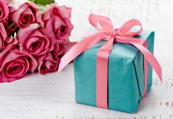 Caja de regalo y rosas — Foto de Stock